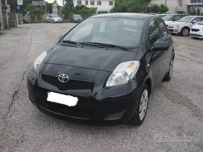 Usata Toyota Yaris Sol 69 CV (50 kW) 2010 Nero Utilitaria