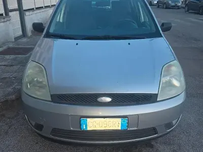 Usata Ford Fiesta Ghia 68 CV (50 kW) 2003 Grigio Utilitaria