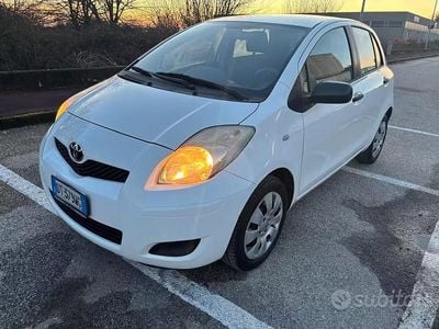 Usata Toyota Yaris Sol 69 CV (50 kW) 2009 Bianco Utilitaria