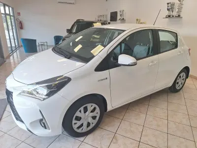 Usata Toyota Yaris Hybrid Business Edition 73 CV (53 kW) 2020 Bianco Berlina