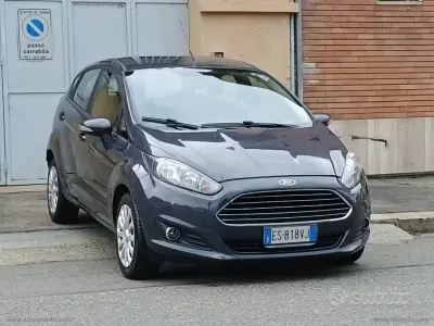 Usata Ford Fiesta 97 CV (71 kW) 2013 Grigio Berlina