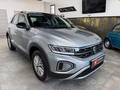 Usata VW T-Roc Life 150 CV (110 kW) 2024 Grigio SUV