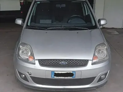 Usata Ford Fiesta 75 CV (55 kW) 2006 Grigio Utilitaria