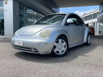 Begagnad VW New Beetle 90 HK (66 kW) 2000 Grå Halvkombi