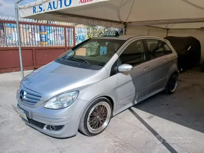 Usata Mercedes B200 140 CV (102 kW) 2007 Grigio Monovolume