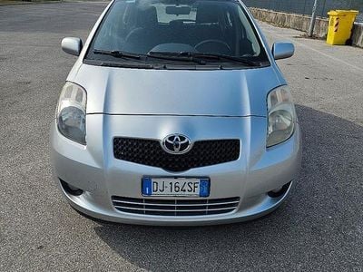 Usata Toyota Yaris Sol 69 CV (50 kW) 2007 Grigio Utilitaria