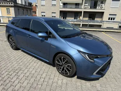 Usata Toyota Corolla Lounge 152 CV (111 kW) 2022 Frozen blue met. Station wagon