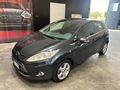 Usata Ford Fiesta Titanium 97 CV (71 kW) 2010 Grigio Berlina