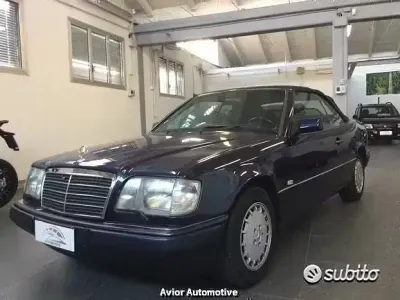Usado Mercedes E200 136 CV (100 kW) 1994 Azul Descapotable