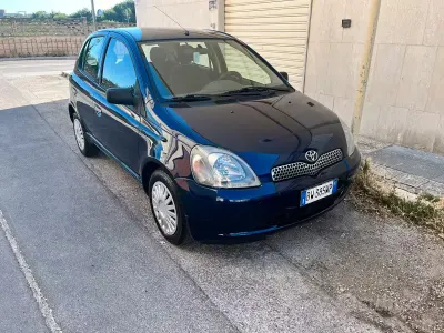 Usata Toyota Yaris 68 CV (50 kW) 2001 Bluazzurro Berlina