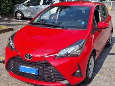 Usata Toyota Yaris Cool 69 CV (50 kW) 2017 Rosso Berlina