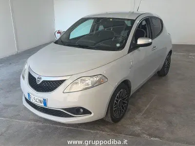 Usado Lancia Ypsilon S 95 HP (69 kW) 2017 Prateado Citadino