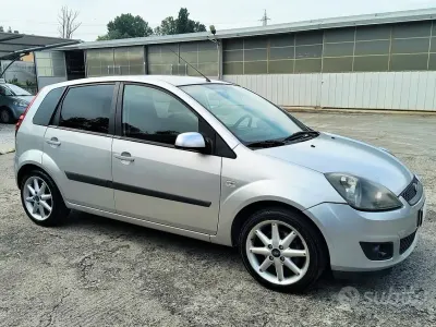 Usata Ford Fiesta Ghia 68 CV (50 kW) 2007 Grigio Utilitaria