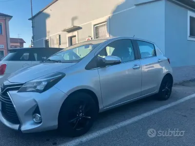 Usata Toyota Yaris 69 CV (50 kW) 2015 Grigio Utilitaria