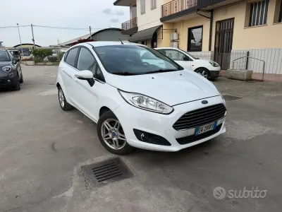 Usado Ford Fiesta Titanium 97 CV (71 kW) 2014 Blanco Utilitario