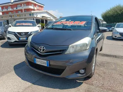 Usata Toyota Yaris Lounge 69 CV (50 kW) 2013 Grigio Utilitaria