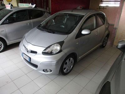 Usata Toyota Aygo Sol 68 CV (50 kW) 2012 Argento Utilitaria