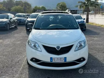 Usado Lancia Ypsilon Gold 69 HP (50 kW) 2016 Branco Citadino