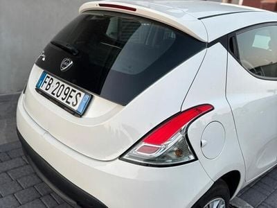 Usata Lancia Ypsilon 80 CV (58 kW) 2015 Bianco Utilitaria