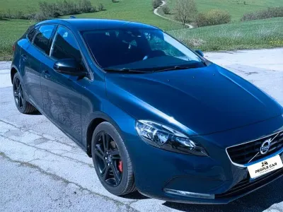 Usata Volvo V40 120 CV (88 kW) 2016 Bluazzurro Berlina