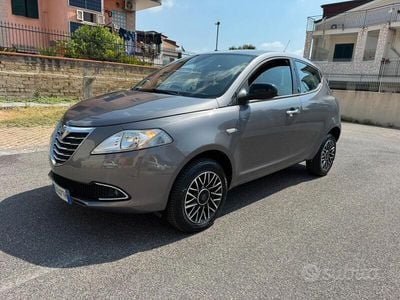Usata Lancia Ypsilon 69 CV (50 kW) 2015 Grigio Utilitaria