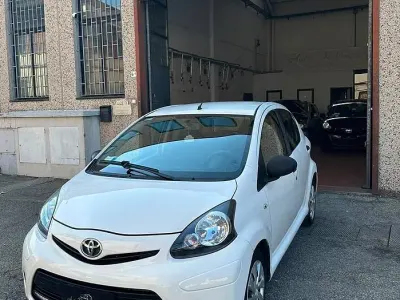 Usata Toyota Aygo Connect Style 68 CV (50 kW) 2014 Bianco Utilitaria