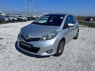 Usata Toyota Yaris Lounge 69 CV (50 kW) 2014 Grigio Utilitaria