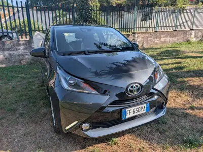 Usata Toyota Aygo X-clusiv 69 CV (50 kW) 2016 Grigio Utilitaria
