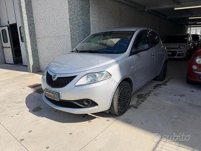 Begagnad Lancia Ypsilon Gold 69 HK (50 kW) 2018 Grå Halvkombi