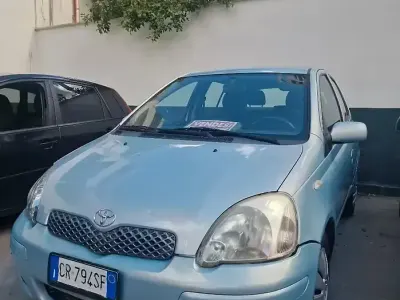Usata Toyota Yaris 65 CV (47 kW) 2004 Blu Berlina