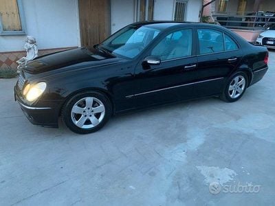 Usata Mercedes E270 Avantgarde 176 CV (129 kW) 2005 Nero Berlina