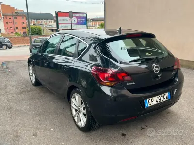 Usata Opel Astra 125 CV (91 kW) 2012 Nero Berlina