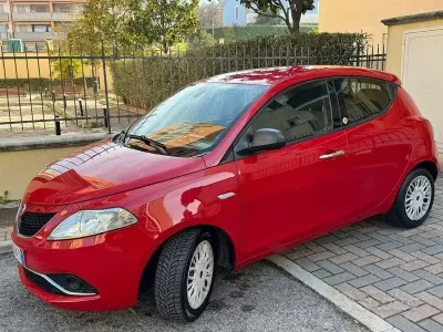 Usata Lancia Ypsilon 69 CV (50 kW) 2016 Rosso Utilitaria