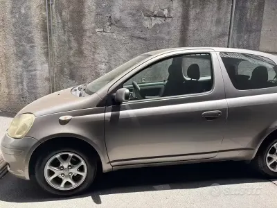 Usata Toyota Yaris 75 CV (55 kW) 2005 Marrone Berlina