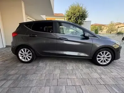 Usata Ford Fiesta Titanium 86 CV (63 kW) 2018 Grigio Utilitaria