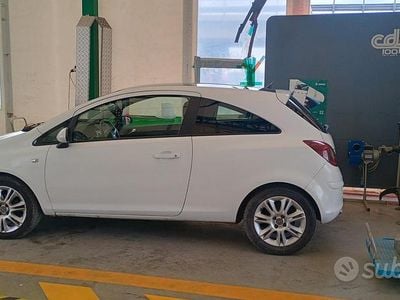 Usata Opel Corsa 75 CV (55 kW) 2012 Bianco Utilitaria