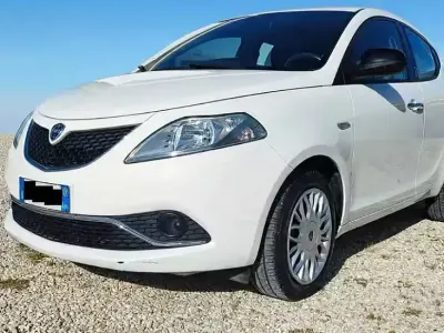 Usata Lancia Ypsilon 69 CV (50 kW) 2017 Bianco Utilitaria