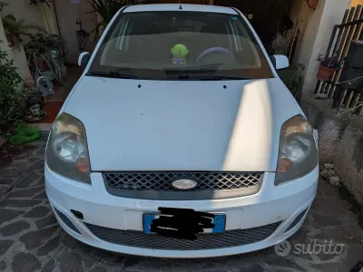 Usata Ford Fiesta 68 CV (50 kW) 2007 Bianco Utilitaria