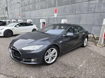 Usata Tesla Model S 136 kW (185 CV) 2016 Grigio Utilitaria