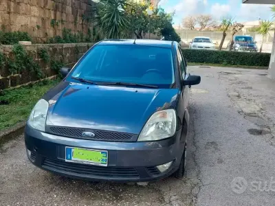 Begagnad Ford Fiesta Ghia 75 HK (55 kW) 2004 Grå Halvkombi