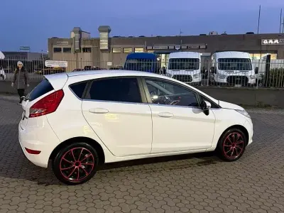 Usata Ford Fiesta 68 CV (50 kW) 2009 Bianco Utilitaria