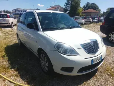 Usado Lancia Ypsilon 77 HP (56 kW) 2011 Branco Citadino