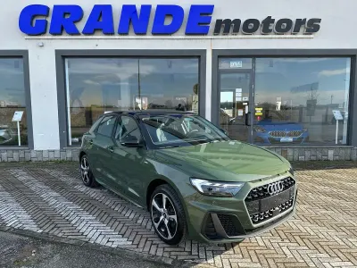 Nuova Audi A1 Sportback S-Line 116 CV (85 kW) 2026 Verde distretto metallizzato Utilitaria