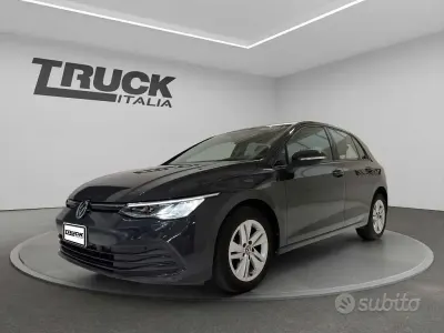 Usata VW Golf VIII Life 116 CV (85 kW) 2023 Grigio scuro Berlina