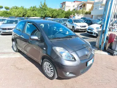 Usata Toyota Yaris 69 CV (50 kW) 2010 Grigio Utilitaria