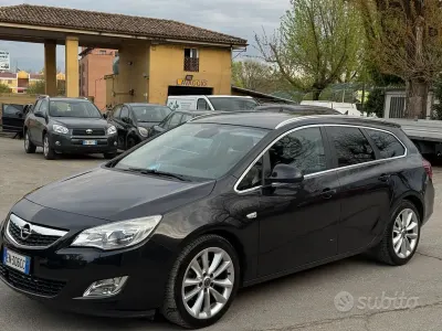 Usata Opel Astra 110 CV (80 kW) 2012 Nero Station wagon