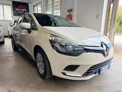 Usado Renault Clio IV Life 73 CV (53 kW) 2017 Beige Berlina