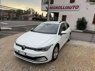 Usata VW Golf VIII Life 116 CV (85 kW) 2022 Bianco Station wagon