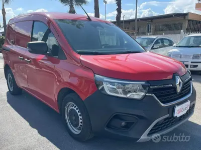 Usata Renault Kangoo 116 CV (85 kW) 2022 Rosso Monovolume