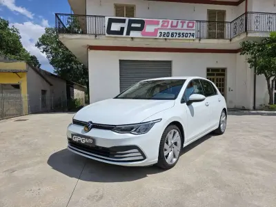 Usata VW Golf VII Life 150 CV (110 kW) 2021 Bianco Utilitaria